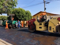 Rua dos Faveiros foi recapeada no trecho entre a avenida dos Ipês e avenida das Palmeiras