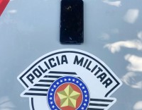 Celular do vigilante, que estava debaixo de um colchão, foi recuperado pelos PMs