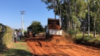 Atualmente, a equipe da secretaria de Obras atua no serviço de terraplenagem do trecho