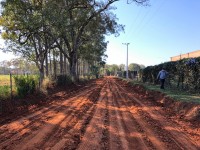 Atualmente, a equipe da secretaria de Obras atua no serviço de terraplenagem do trecho