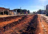 Atualmente, são feitos serviços de topografia, nivelamento e estaqueamento dos canteiros centrais