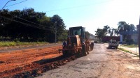 Atualmente, são feitos serviços de topografia, nivelamento e estaqueamento dos canteiros centrais