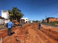 Atualmente, são feitos serviços de topografia, nivelamento e estaqueamento dos canteiros centrais