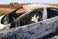 Carro do comerciante levado na fuga foi encontrado incendiado em Jaú