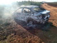 Carro do comerciante levado na fuga foi encontrado incendiado em Jaú