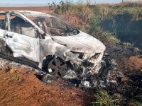 Carro do comerciante levado na fuga foi encontrado incendiado em Jaú