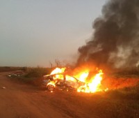 Carro do comerciante levado na fuga foi encontrado incendiado em Jaú