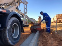 Ruas do Parque Industrial também receberam guias e sarjetas nesta semana