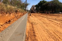 Ruas do Parque Industrial também receberam guias e sarjetas nesta semana