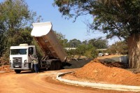 Desde o início da semana, são efetuados trabalhos de implantação de base asfáltica em BGS