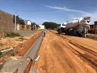 Ruas do Parque Industrial também receberam guias e sarjetas nos últimos dias