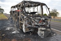 Micro-ônibus ficou totalmente destruído com as chamas; passageiros não se feriram