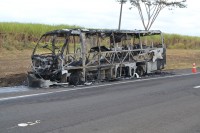 Micro-ônibus ficou totalmente destruído com as chamas; passageiros não se feriram