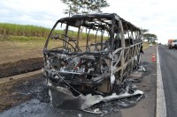 Micro-ônibus ficou totalmente destruído com as chamas; passageiros não se feriram