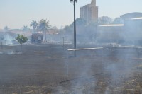 Fogo atingiu vegetação e um campo de futebol do Kai-Kan na tarde desta segunda-feira (31)