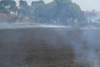 Fogo atingiu vegetação e um campo de futebol do Kai-Kan na tarde desta segunda-feira (31)