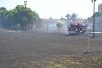 Fogo atingiu vegetação e um campo de futebol do Kai-Kan na tarde desta segunda-feira (31)