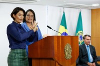 A primeira-dama, Michelle Bolsonaro, fez um pronunciamento na Língua Brasileira de Sinais (Libras), acompanhada de uma intérprete