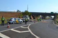 Com o tombamento do caminhão, carga de couro ficou espalhada na pista