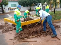 Equipes da Prefeitura e do Daep estiveram fazendo a limpeza no local