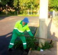 Equipe atua na capinação das alçadas, remoção de terra oriunda de enxurradas e coleta de resíduos