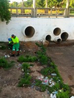 Equipe atua na capinação das alçadas, remoção de terra oriunda de enxurradas e coleta de resíduos