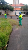 Equipe atua na capinação das alçadas, remoção de terra oriunda de enxurradas e coleta de resíduos