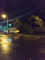 Condutor atolou caminhonete no canteiro central da avenida Mato Grosso