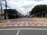 Centro comercial na manhã de sábado (26), com as lojas fechadas devido ao decreto estadual