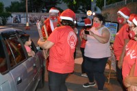 Lactário adaptou à celebração e promoveu a entrega dos presentes em um esquema drive-thru