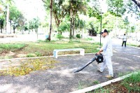 Equipe efetuou roçagem e limpeza da praça Dr. Carlos Sampaio Filho