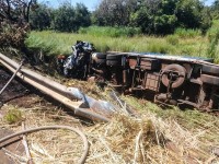 Carreta e Uno tombaram às margens da pista; carro pegou fogo na sequência