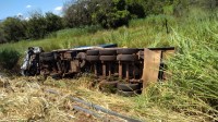 Carreta e Uno tombaram às margens da pista; carro pegou fogo na sequência