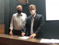 Deputado estadual Reinaldo Alguz e prefeito Ciro durante entrega do ônibus