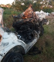 Com a colisão, veículos pegaram fogo, vitimando fatalmente os ocupantes