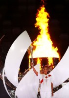 A tenista japonesa, Naomi Osaka acendeu a Pira Olímpica em clima de emoção