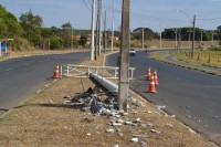 Com o impacto, estrutura caiu em uma das vias, interditando parte do trânsito