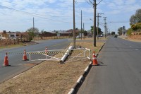 Com o impacto, estrutura caiu em uma das vias, interditando parte do trânsito