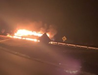 Veículo incendiado pela rodovia Marechal Rondon (SP-300)