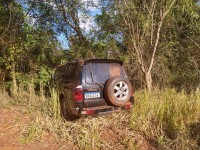 Veículos foram abandonados pelos criminosos em canavial