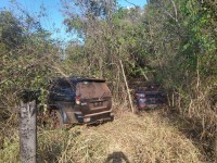 Veículos foram abandonados pelos criminosos em canavial