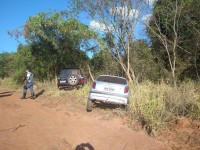 Veículos foram abandonados pelos criminosos em canavial