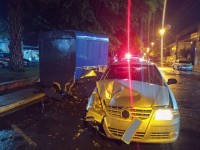 Colisão provocou danos no trailer de lanches; empresário negou fazer o bafômetro